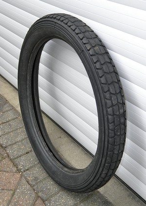 350 x 20 Avon Racing Motorcycle Tyre, Vintage Racer Norton Nut's 350 x 20 Avon Racing Motorcycle Tyre, Vintage Racer